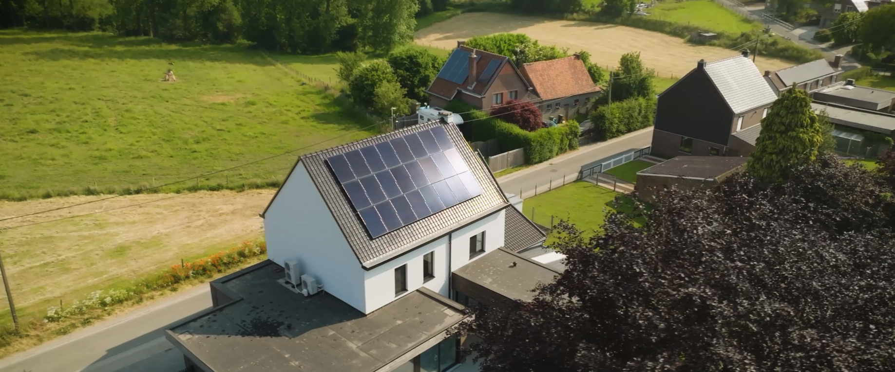 Luchtfoto woning met zonnepanelen