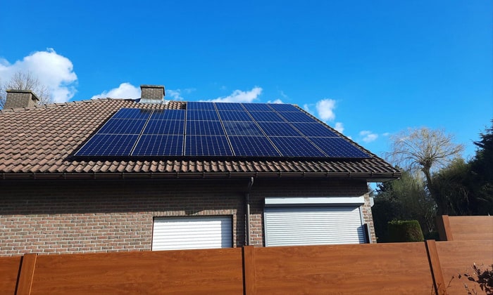 zonnepanelen breda woning op schuin dak
